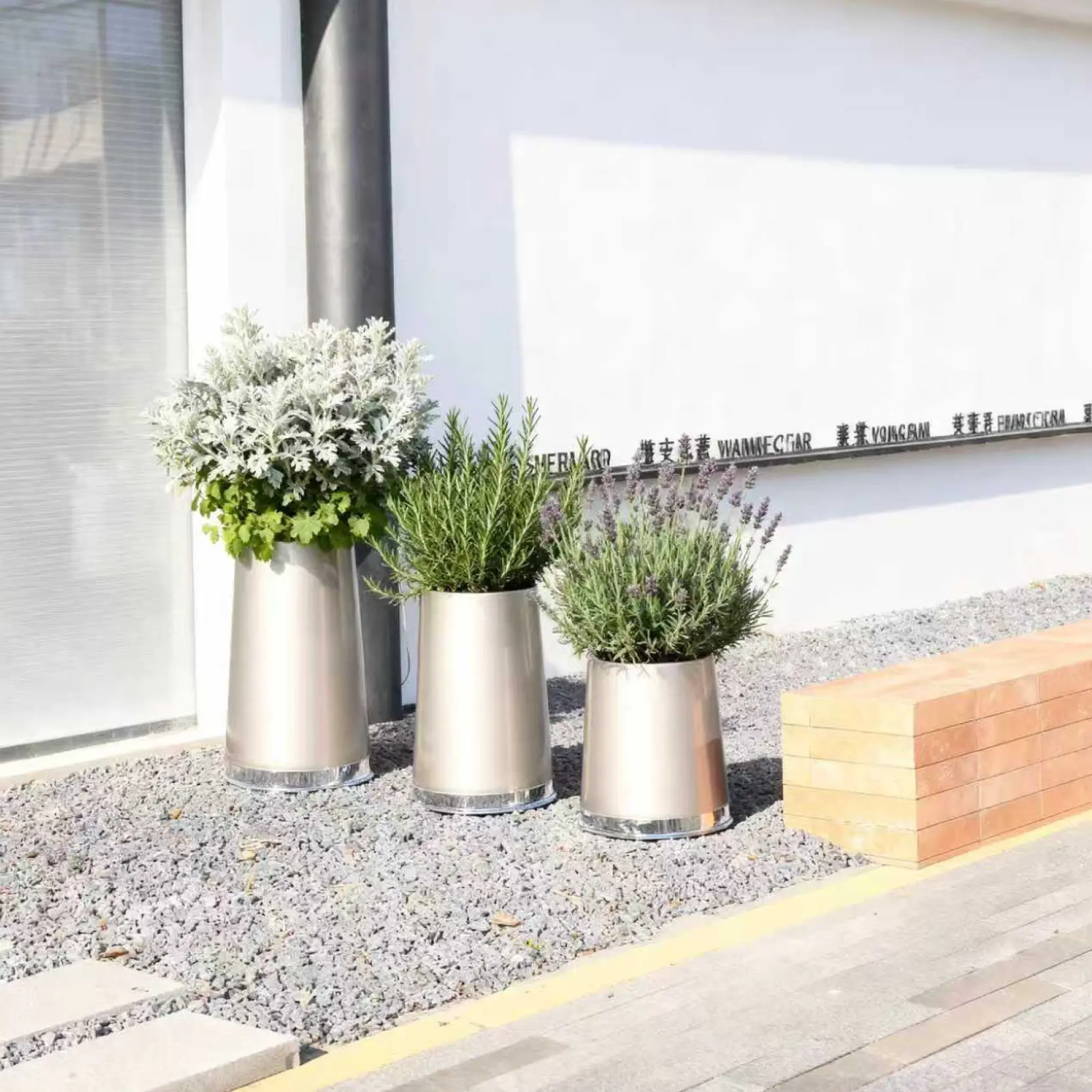 high-gloss-tall-planters-for-luxury-hotels